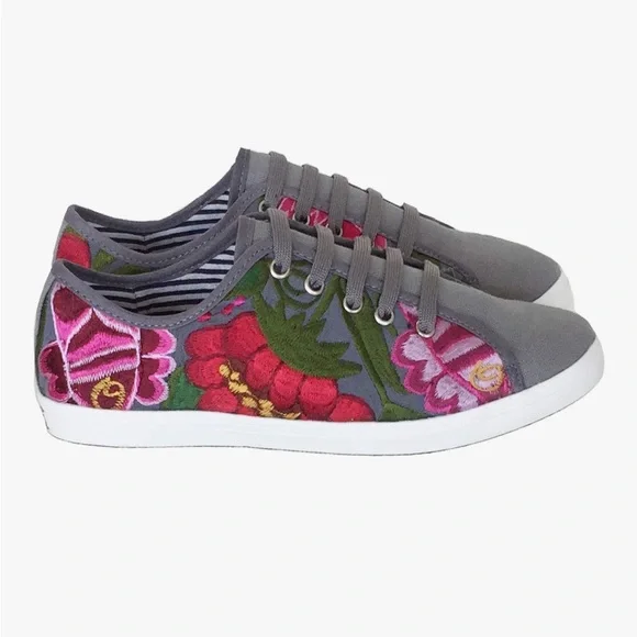 Fair-trade ONI Artisan-Made Floral Embroidered Zinacantán Black Sneakers Size 8